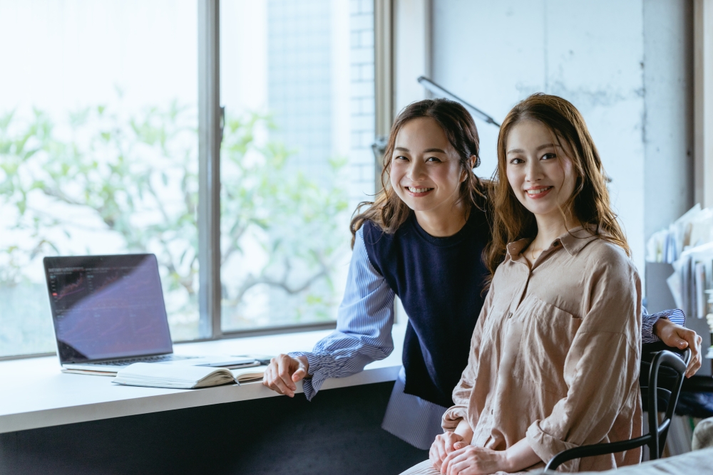 仕事をする女性二人