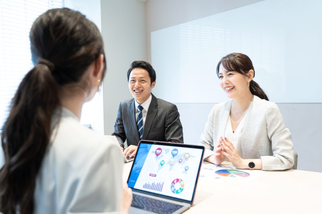 マーケティング会議中の女性と男性